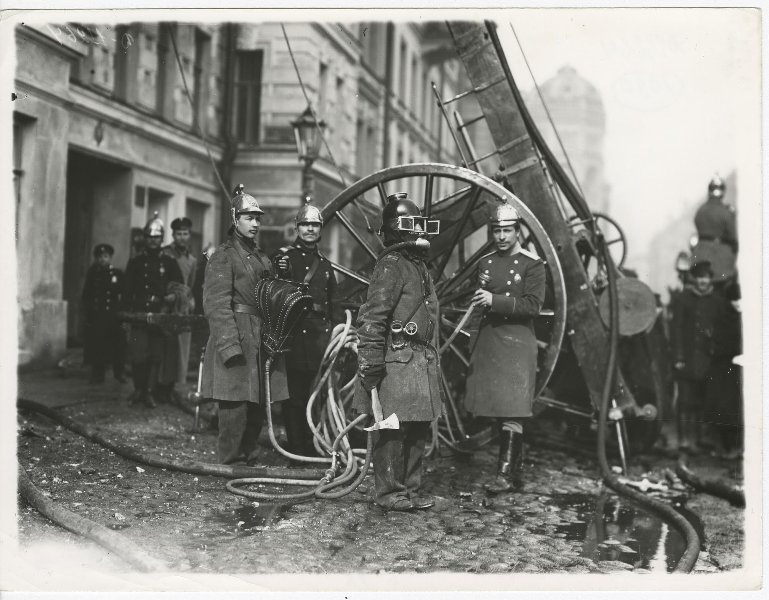 Подготовка пожарного, 1900 - 1913, г. Санкт-Петербург. Выставка «Пожарная охрана Российской империи» с этой фотографией.&nbsp;