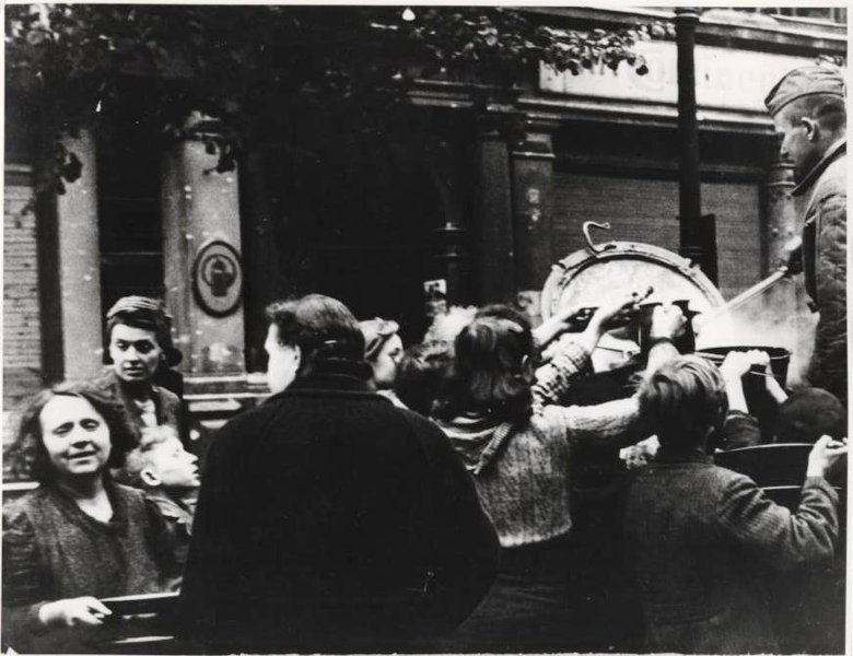 Раздача еды советскими солдатами жителям Берлина, 1945 год, Германия, г. Берлин