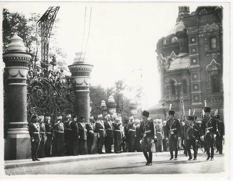 Парад у Собора Воскресения Христова на Крови, 19 августа 1907, г. Санкт-Петербург. Храм сооружен в память покушения на императора Александра II. На этом месте 1 марта 1881 года император был смертельно ранен. Хром возведен по указу императора Александра III в 1883–1907 годах по совместному проекту архитектора Альфреда Парланда и архимандрита Игнатия (Малышева).