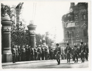 Парад у Собора Воскресения Христова на Крови, 19 августа 1907, г. Санкт-Петербург. Храм сооружен в память покушения на императора Александра II. На этом месте 1 марта 1881 года император был смертельно ранен. Хром возведен по указу императора Александра III в 1883–1907 годах по совместному проекту архитектора Альфреда Парланда и архимандрита Игнатия (Малышева).