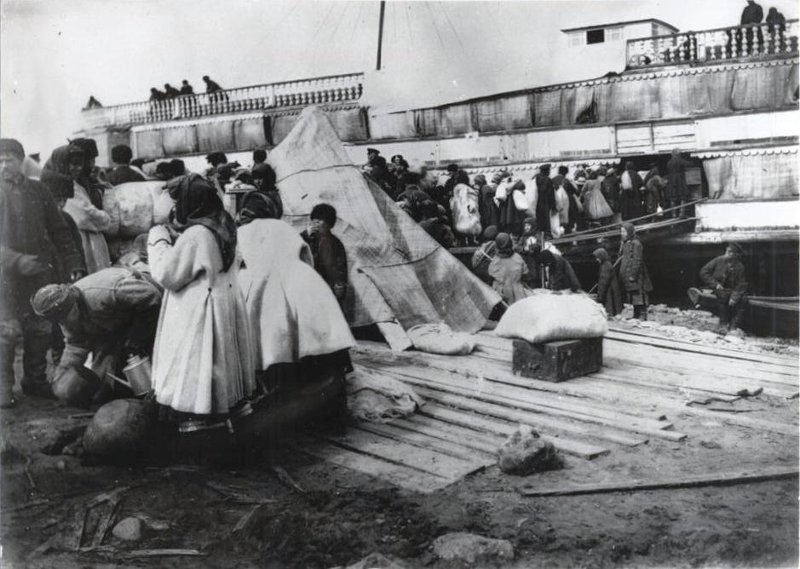 Посадка переселенцев на пароход, 1900-е, г. Нижний Новгород. Выставка «Когда мы ездили без масок» с этой фотографией.&nbsp;