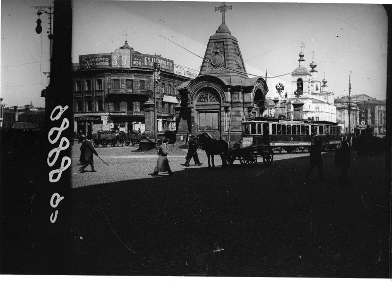Моисеевская часовня. Вид в сторону Охотного ряда, 1910 - 1916, г. Москва. Выставка «Часовни» с этой фотографией.