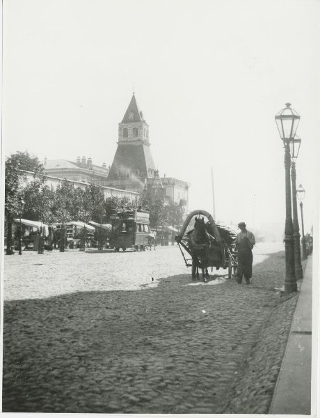 Китайгородская стена у Ильинско-Троицких ворот, 1895 - 1899, г. Москва. Проездные ворота. Сооружены в 1535–1538 годах, надстроены шатрами в 1680 году, разобраны в 1934 году.&nbsp;Ворота дали название площади Ильинских ворот, образованной на их месте в 1934 году.Видео «Короткий век конки» с этой фотографией.