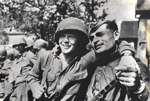 Встреча на Эльбе, 26 апреля 1945, Германия, г. Торгау. Байрон Шивер и Иван Нумладзе.Видео&nbsp;«Встреча на Эльбе»&nbsp;и выставки&nbsp;«10 фотографий: Улыбки 1940-х»,&nbsp;«Улыбки XX века»,&nbsp;«Неслучайные встречи»&nbsp;с этой фотографией.