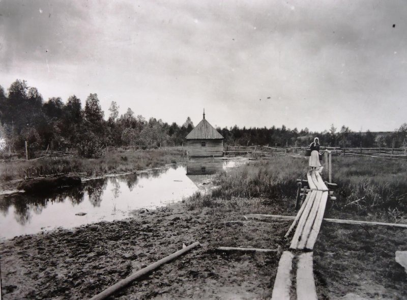 Женщина с коромыслом, 1900 год, Тверская губ.. Часовня у истока Волги. Ольгинский монастырь.