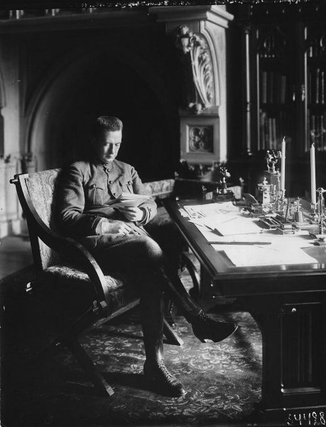 Александр Керенский в кабинете в Зимнем дворце, 1917 год, г. Петроград. Выставка «От Николая до Владимира» с этой фотографией.&nbsp;