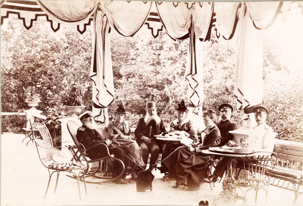 Александр Дмитриевич Шереметев (крайний справа) с гостями на веранде, 1890-е, Санкт-Петербургская губ., усадьба Ульянка. Выставка «15 фотографий: на веранде до 1917 года» с этим снимком.