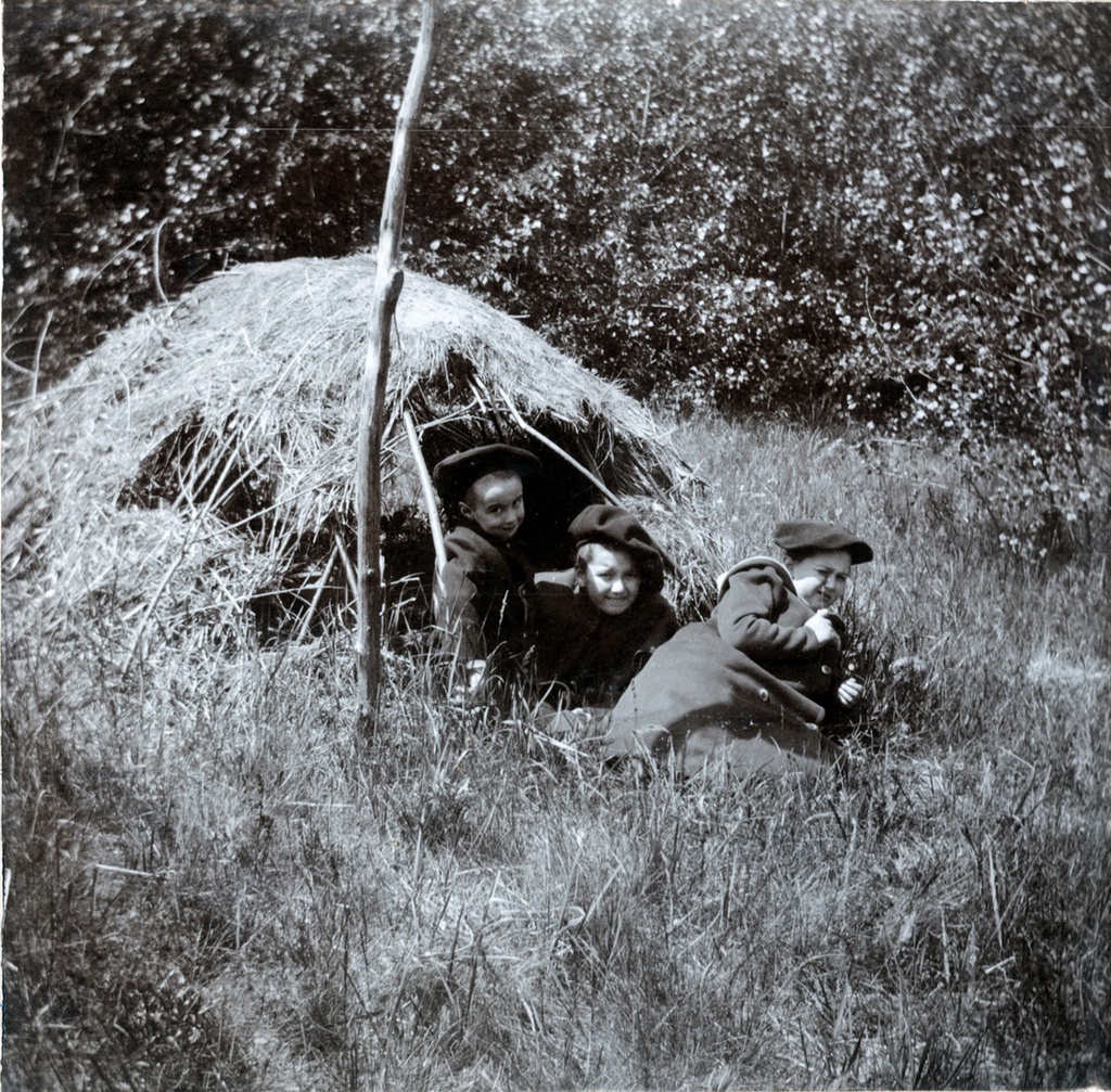 Дети у шалаша для корма фазанов, 1904 год, Полтавская губ., с. Гавронцы. Выставка «Усадьбы графов Шереметевых» с этой фотографией.
