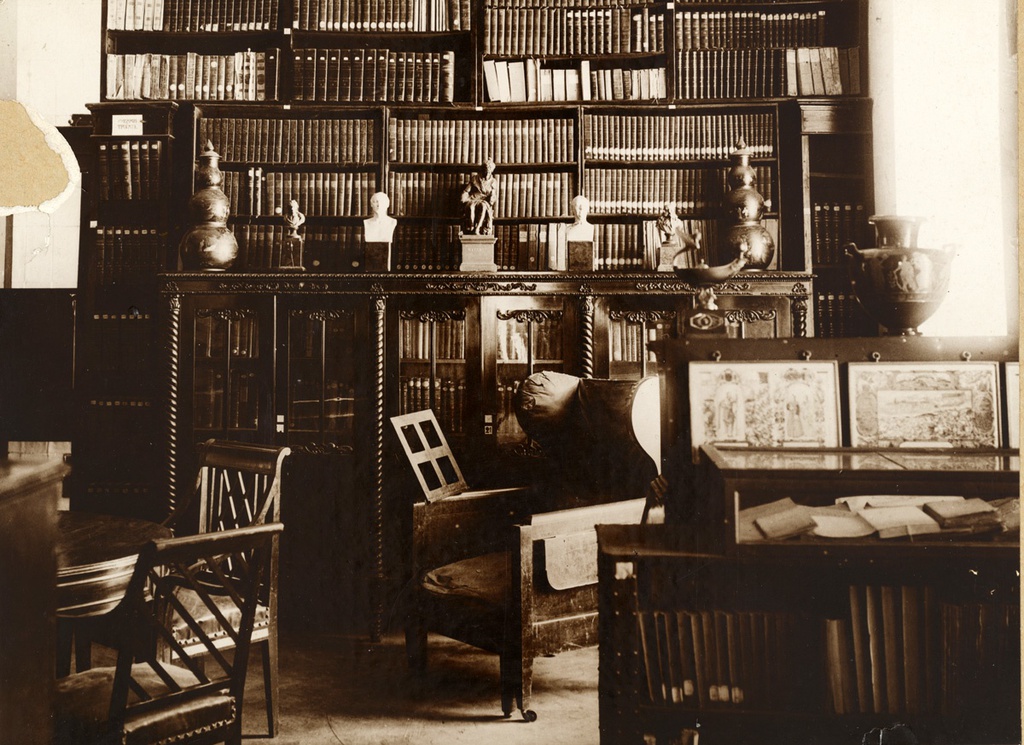 Библиотека, 1920-е, Московская обл., с. Остафьево. Выставка «Библиотеки» с этой фотографией.