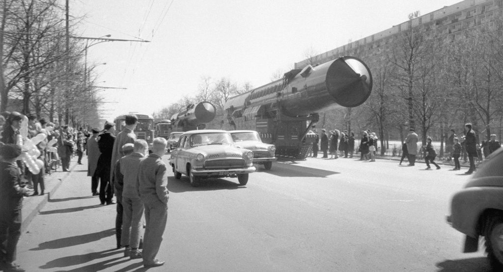 Проезд военной техники по Москве после праздничного Парада, 9 мая 1966, г. Москва. Выставка «Зеваки» с этой фотографией.&nbsp;
