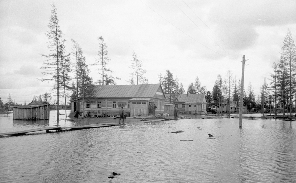 Село Аянка затоплено разливом реки Пенжина, 15 - 31 мая 1966, Камчатский край, с. Аянка. 