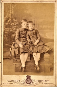 Две сестры, 1888 - 1890, г. Санкт-Петербург. На фотографии – сестры Лида и Вера Сывороткины. Выставка «Дореволюционная Россия: сестры и братья» с этой фотографией.Фотография из архива Бориса Девина.