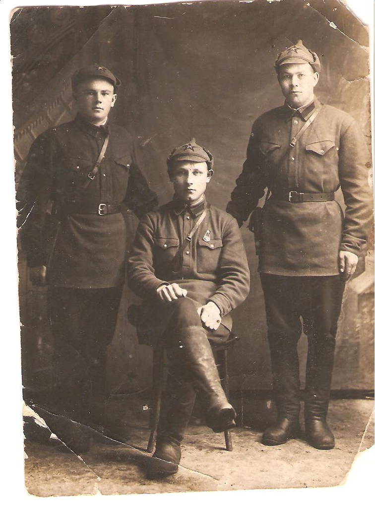 Сергей Васильевич Гураков (слева), 14 июня 1933. Пропал без вести в городе Орджоникидзе в 1943 году.&nbsp;Фотография из архива пользователя Геннадия.