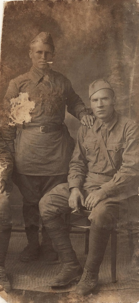 Красноармейцы Алексей Бабакин и Иван Шабельский, июль - сентябрь 1941, г. Новороссийск. Уроженцы станицы Должанской, слева стоит Алексей Федорович Бабакин 1903 года рождения, справа сидит Иван Степанович Шабельский 1904 года рождения. Призваны Камышеватским РВК в первые дни ВОВ. Служили в 353 стрелковой дивизии. Пропали без вести 28 октября 1941 года северо-западнее села Султан-Салы, Ростовской области. Фотография из семейного архива Татьяны Стефановны Шабельской, которую прислал Михаил Зайков.