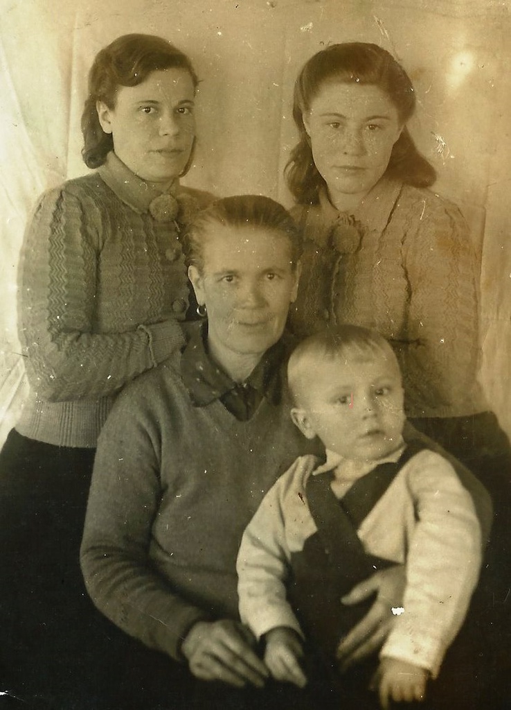 Семейный портрет, 1945 год, Московская обл.. Мои родные: бабушка и ее сестра (стоят), прабабушка с моим папой (4 года) на коленях. Фотография из архива Андрея Владимировича Бабуха.