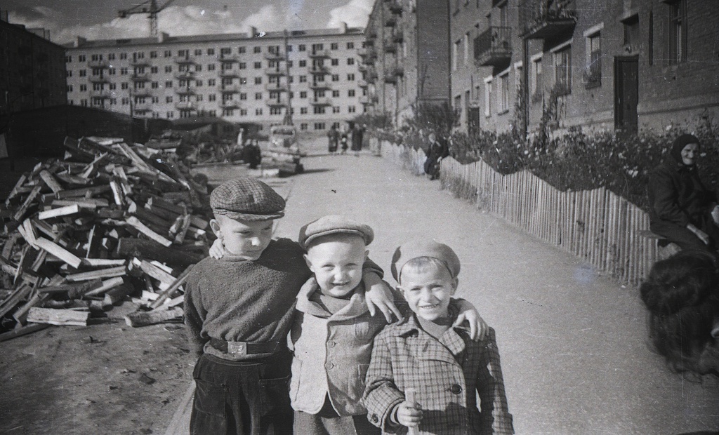 Без названия, 1 мая 1963, г. Ижевск. Выставка «Россия целиком» с этой фотографией.&nbsp;Фотография из архива Светы Чистяковой.