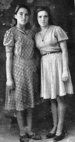Анна Максимовна Катеринкина, 18 мая 1952, Украинская ССР, г. Кировоград, ул. Карла Маркса, дом 8, кв. 45. Справа — моя бабушка Анна Максимовна Катеринкина 1932 года рождения. В 9 лет попала в концлагерь на Брянщине после того, как фашисты сожгли всю деревню и расстреляли родителей за помощь партизанам. Находилась там до 1945 года. Фотография из архива Ларисы Мустафаевой.