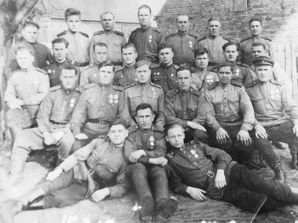 Групповая фотография, 12 марта 1945, Германия, г. Берлин. Фотография из архива Анастасии Петровой.