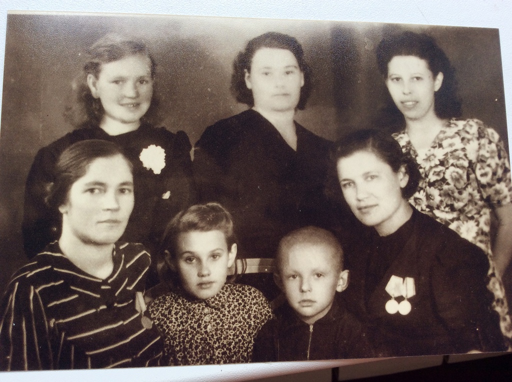Мои бабушка и мама, 21 июля 1945, Польша, г. Сосновец. Часть СМЕРШ, 4-й Украинский фронт. Фотография из архива пользователя Надежды.