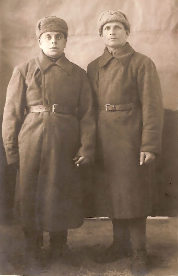 Павел Федорович Горбунов (слева), ноябрь 1941, Московская обл.. Фотография из архива Сергея Николаевича Горынина.