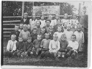 Учителя начальной школы с детьми, сентябрь 1929, Вологодская обл., Верховажский р-н, дер. Сергеевская. Фотография из архива Виктора Головачева.