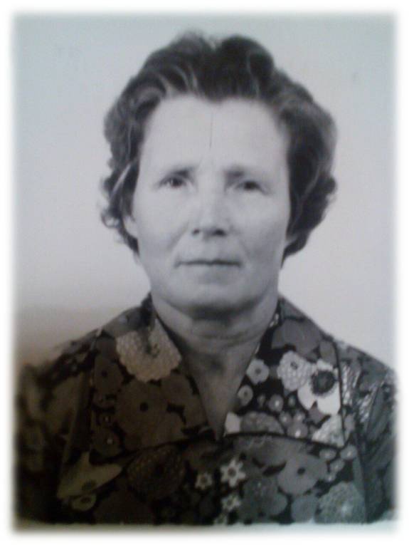 Ветеран Великой Отечественной Войны – Вера Николаевна Падух, 15 апреля 1982, Калининская обл., г. Вышний Волочек. Служила на фронте, на передовой. Со своим взводом ремонтировали санитарные самолеты. Ныне Тверская область. Фотогарфия из архива Арины Селезневой.