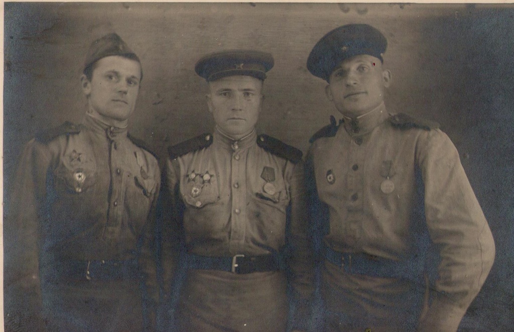 Александр Яковлевич Азязов (крайний слева), 1943 - 1945. Фотография из личного архива Анатолия.