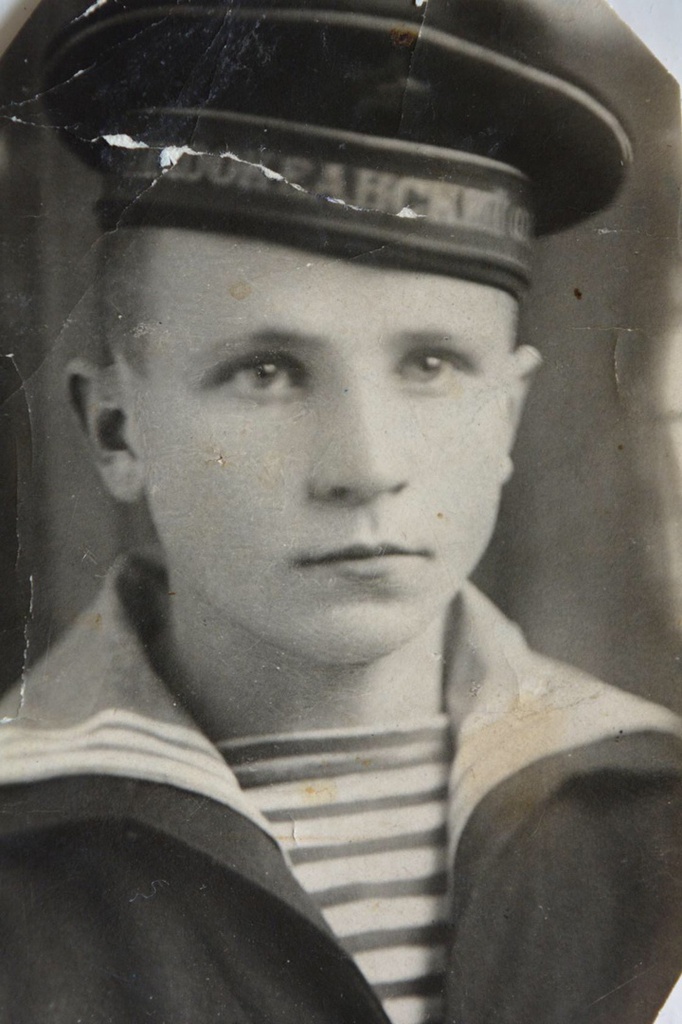 Двоюродный дед Михаил, 20 мая 1939, Свердловская обл., с. Александровское. Воевал на Тихоокеанском флоте против Японии. Фотография из архива пользователя Валентины.