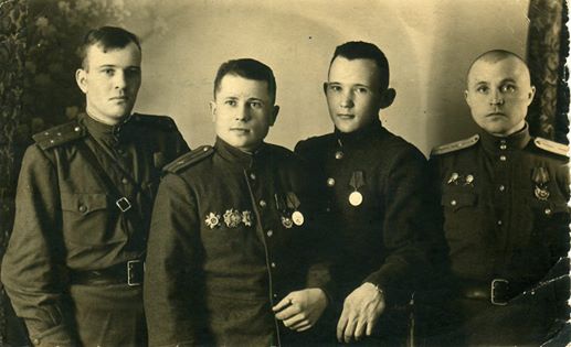 Старший лейтенант Борис Михайлович Лобачев с друзьями по оружию, 10 апреля 1945, Германия. 23-я Киевско-Житомирская стрелковая дивизия, 89-й стрелковый полк, 61-я армия, 1-й Белорусский фронт. Третий слева – майор Никифор Захарович Дикалов, командир 3-го батальона, Борис Лобачев был его заместителем.&nbsp;