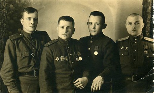 Старший лейтенант Борис Михайлович Лобачев с друзьями по оружию, 10 апреля 1945, Германия