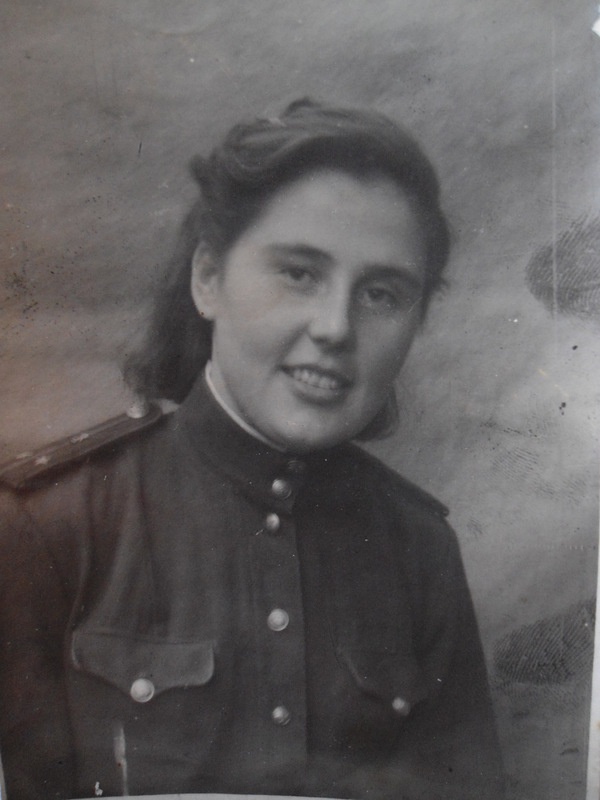 Анна Александровна Афанасьева (Миловидова), 6 сентября 1944. Старший лейтенант медицинской службы 1-й Воздушной Армии, 651-й батальон обслуживания аэродрома, прошла всю войну, выносила раненых с поля боя.&nbsp;Фотография из личного архива пользователя Ирины.