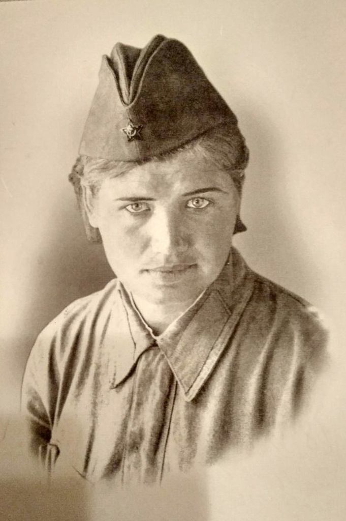 Лидия Федоровна Богословская, 1 января 1942, г. Новороссийск. Фотография из архива пользователя Виктории.Выставка «Женщины на войне» с этой фотографией.