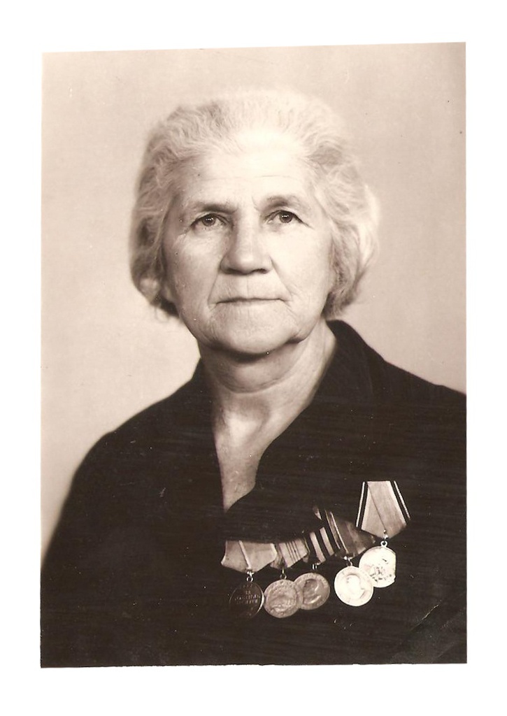 Екатерина Георгиевна Татаринова – командир взвода, 1970-е, г. Майкоп. В 1943 году представлена к медали «За боевые заслуги». Фотография из архива пользователя Татьяны.
