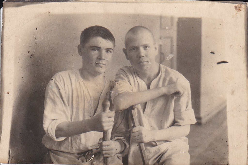 Отец в госпитале, после ранения, 1944 год, г. Сталинск. Петр Алесксеевич Алексеев. Фотография из архива пользователя Юрия.