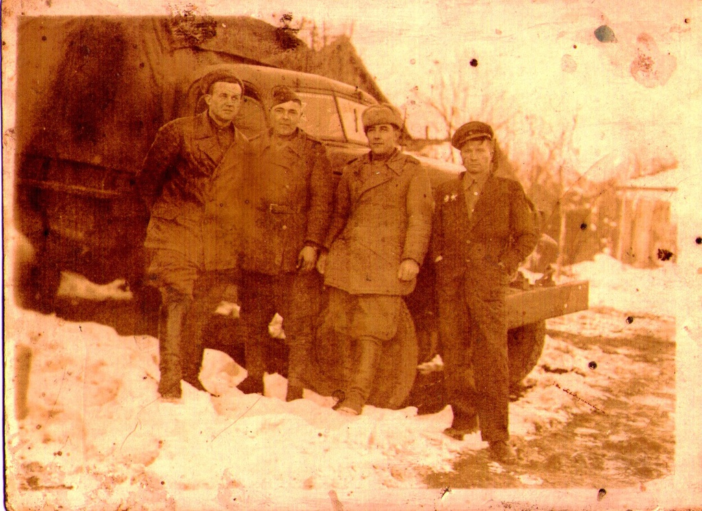 Без названия, 5 апреля 1944, г. Астрахань. Фотография из архива Александра Кирильченко.Выставка «Вы наши герои! Мы всегда будем помнить!» с этой фотографией.