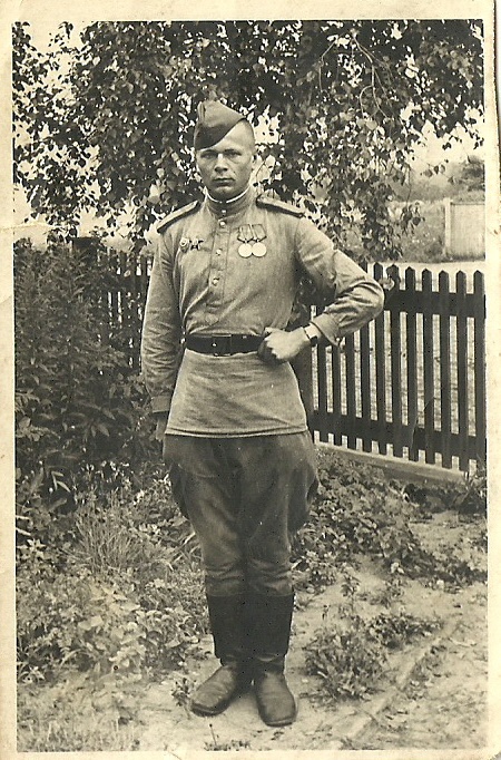 Ни­ко­лай Пет­ро­вич Ле­ва­шов, июль 1945, Германия. Фотография из архива пользователя Елены.