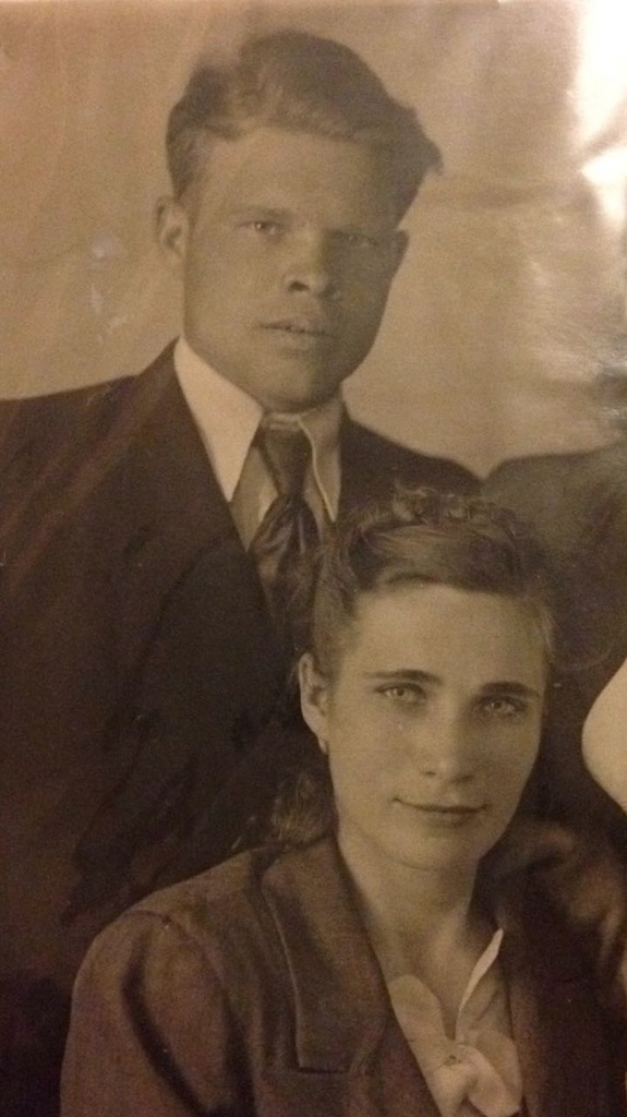 Андрей Михайлович Кулешов и Ольга Семеновна Кулешова, 9 мая 1945, Воронежская обл., г. Бутурлиновка. Фотография из архива пользователя Алексея.