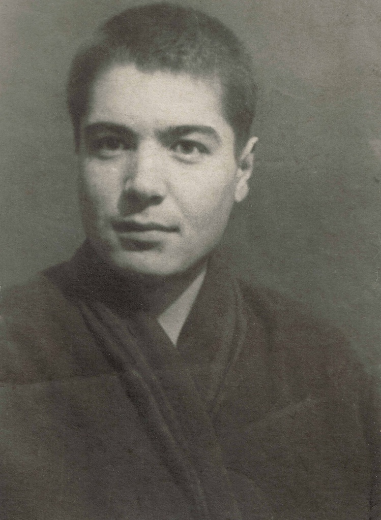 Николай Петрович Саенко, 1941 - 1945. 1921 года рождения. Участник Великой Отечественной войны, комиссован после ранения в 1944 году. Погиб в 1953 году. Фотография из архива пользователя Елены.