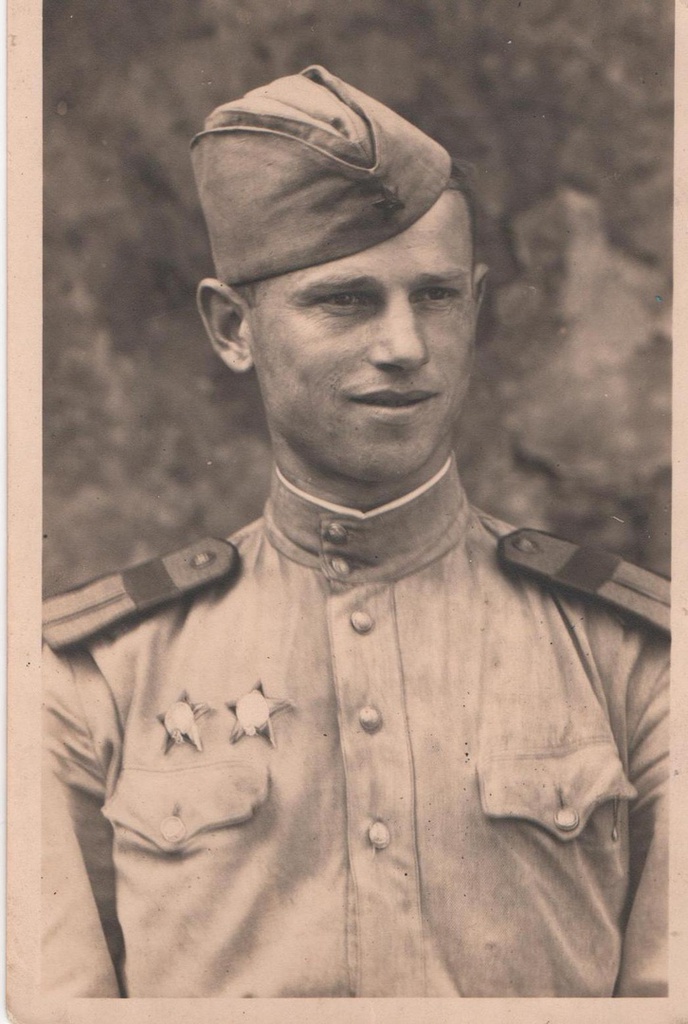 Старший сержант Даниил Афанасьевич Лохманюк, 1944 - 1945. Выставка «Семейная память» с этой фотографией.&nbsp;Фотография из архива пользователя Даниила.