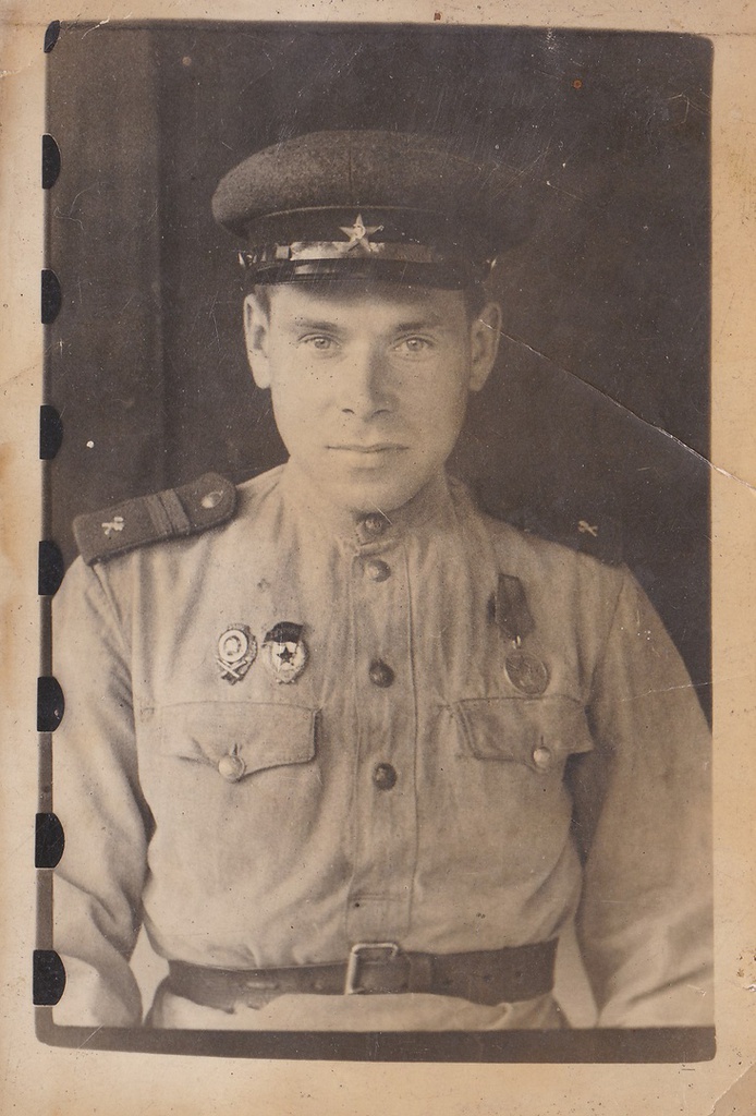 «Ждите с Победой!», 30 апреля 1945. Надпись на обороте: «На память Алевтине от брата Владимира. Ждите с Победой». Фотография из архива  Андрейя Гусева.