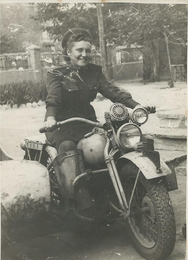 «Моя бабушка Александра Герасимовна Ильиных (Сальник)», 8 июля 1948. Фотография из архива Елены Быковой.