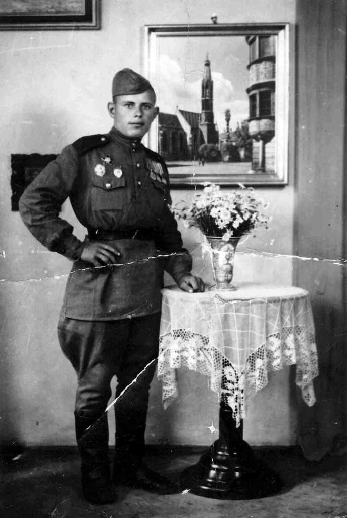 В освобожденной Вене, 13 апреля 1945, Австрия, г. Вена. Разведчик 64 гвардейской отдельной разведроты 62 гвардейской стрелковой дивизии гвардии рядовой Михаил Васильевич Иванов.&nbsp;Фотография из архива пользователя Василия.