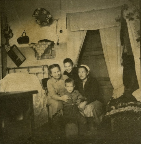Групповой портрет жителей дома № 63 по улице Максима Горького, 1 февраля 1947 - 31 декабря 1948, г. Куйбышев