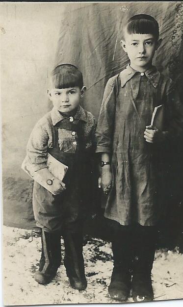 Тамара и Гриша Хандоженко, 1 марта 1945, Украинская ССР. Выставка «Семейная память» с этой фотографией.Фотография из архива Елены Быковой.