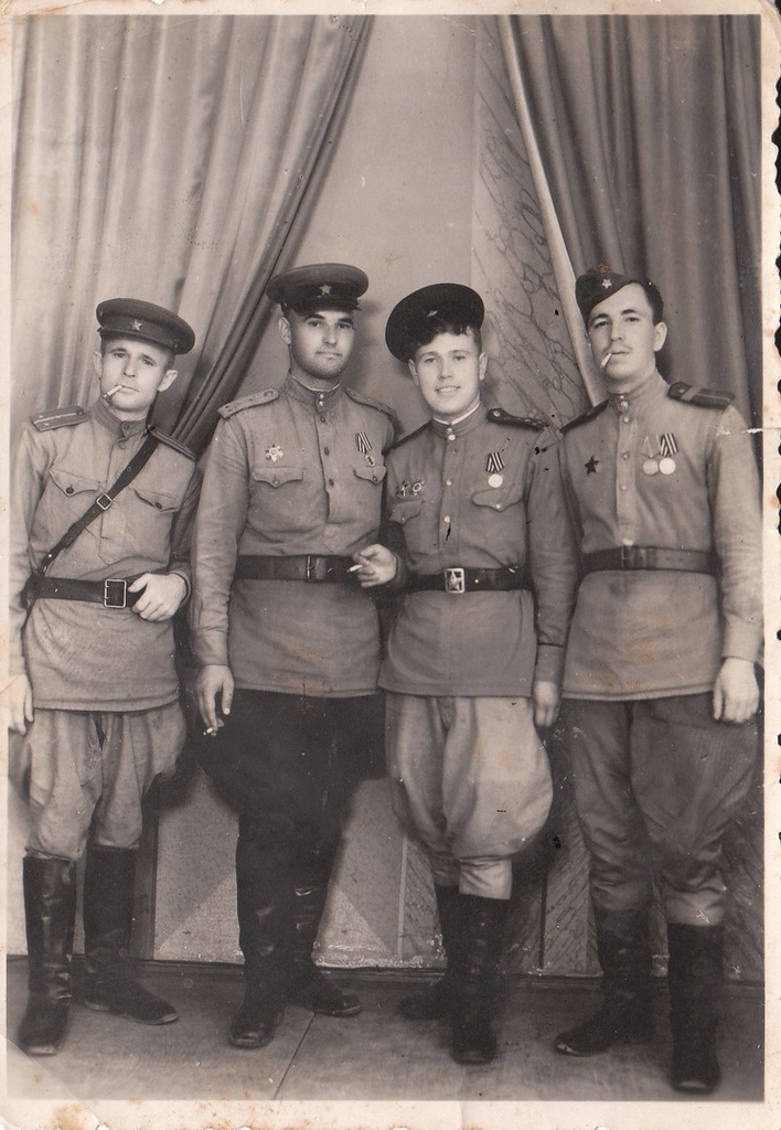 Сергей Павлович Уразов, 10 апреля 1945, Венгрия, г. Будапешт. На этой фотографии наш прадедушка – второй слева.&nbsp;Фотография из архива пользователя Александры.