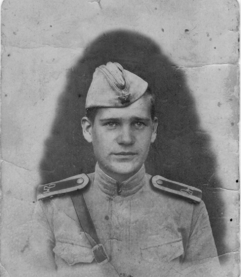 Аркадий Андреевич Мугатин, 8 июля 1943. Был убит 5 сентября 1943 года. Похоронен на поле боя деревни Новая Жизнь, Локотовского района Орловской области.&nbsp;Фотография из архива Михаила Баркова.