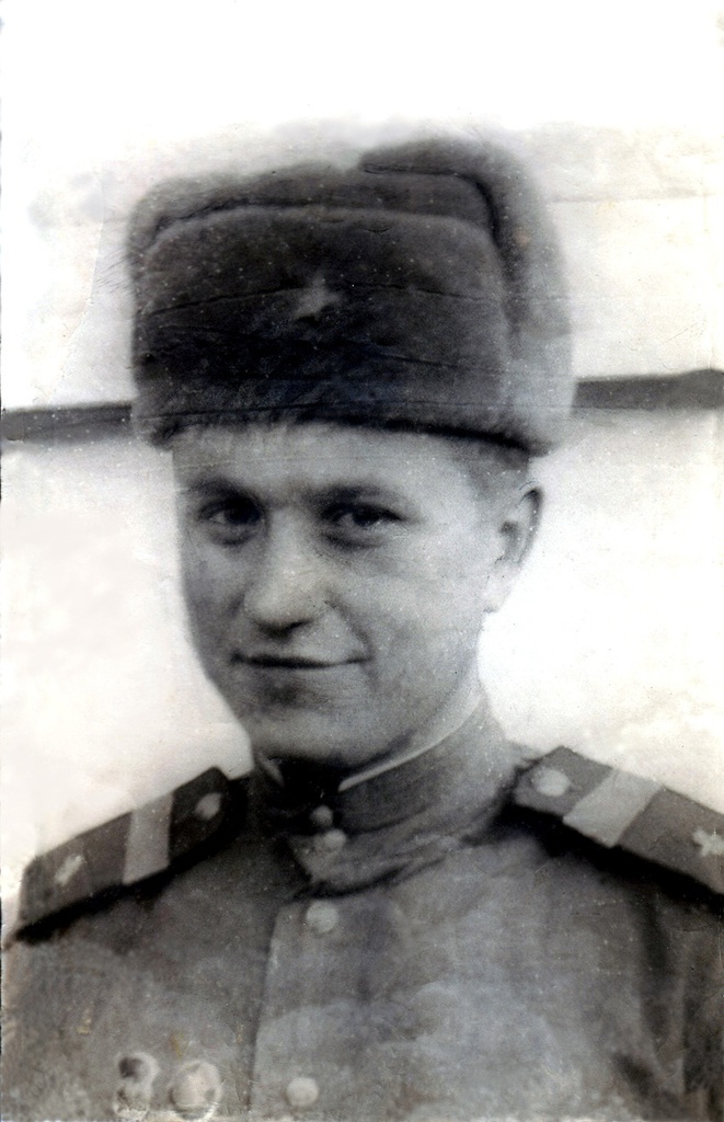 Гвардии старший сержант Александр Леонидович Дорофеев, 1943 - 1945. После окончания войны мой отец еще пять лет служил в армии в качестве связиста в Черновцах. Фотография из архива Александра Дорофеева.
