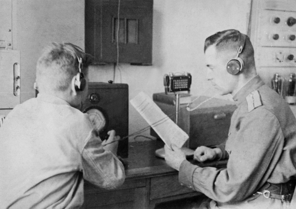 Военная радиосвязь, 1944 - 1945, г. Москва. Выставка «Семейная память» с этой фотографией.Фотография из архива Игоря Ляшкова.