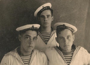 Уралец Александр Евдокимович Петухов (справа), 1944 год, г. Севастополь. Фотография из архива пользователя Алексея.