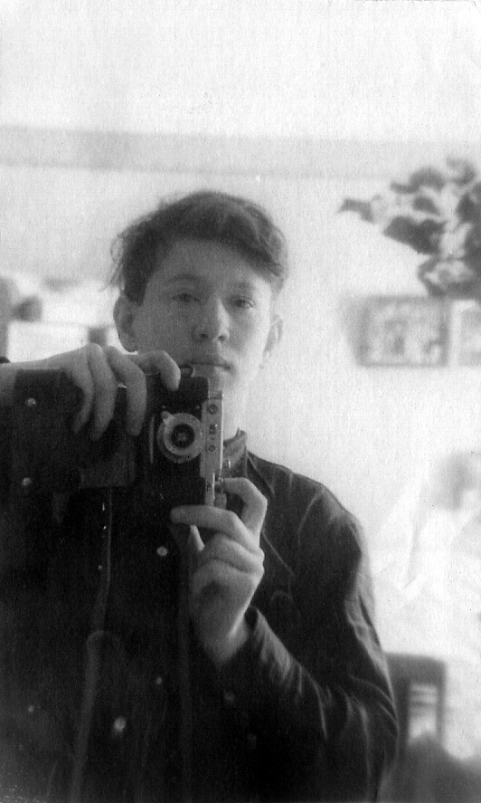 Автопортрет, 1960 - 1964. Фотография из архива Марины Викторовны Тимофеевой.Выставка «Без фильтров. Любительская фотография Оттепели и 60-х» с этой фотографией.